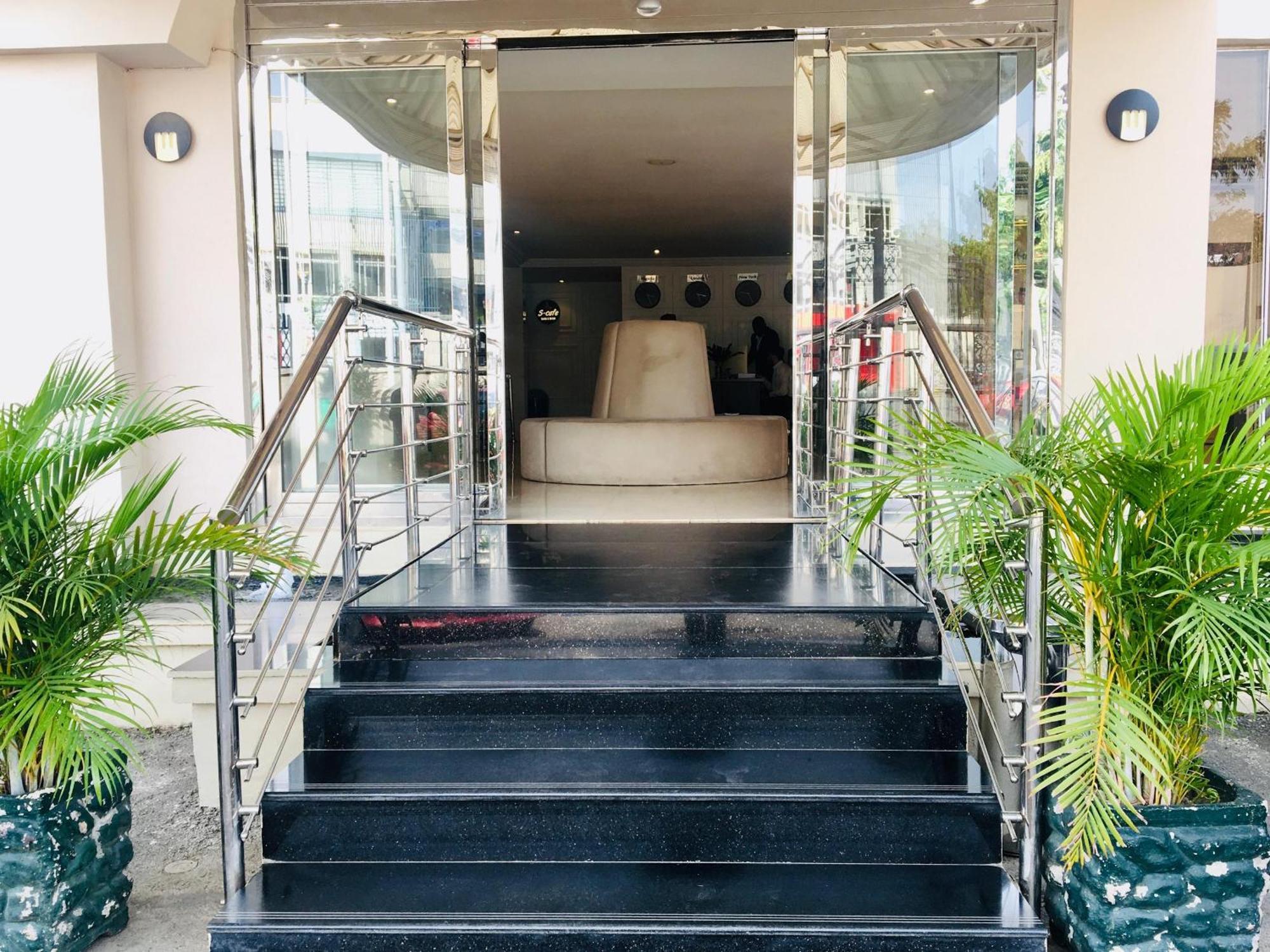 Summerset Continental Hotel Maitama By T E L E Hospitality Abuja Exteriör bild